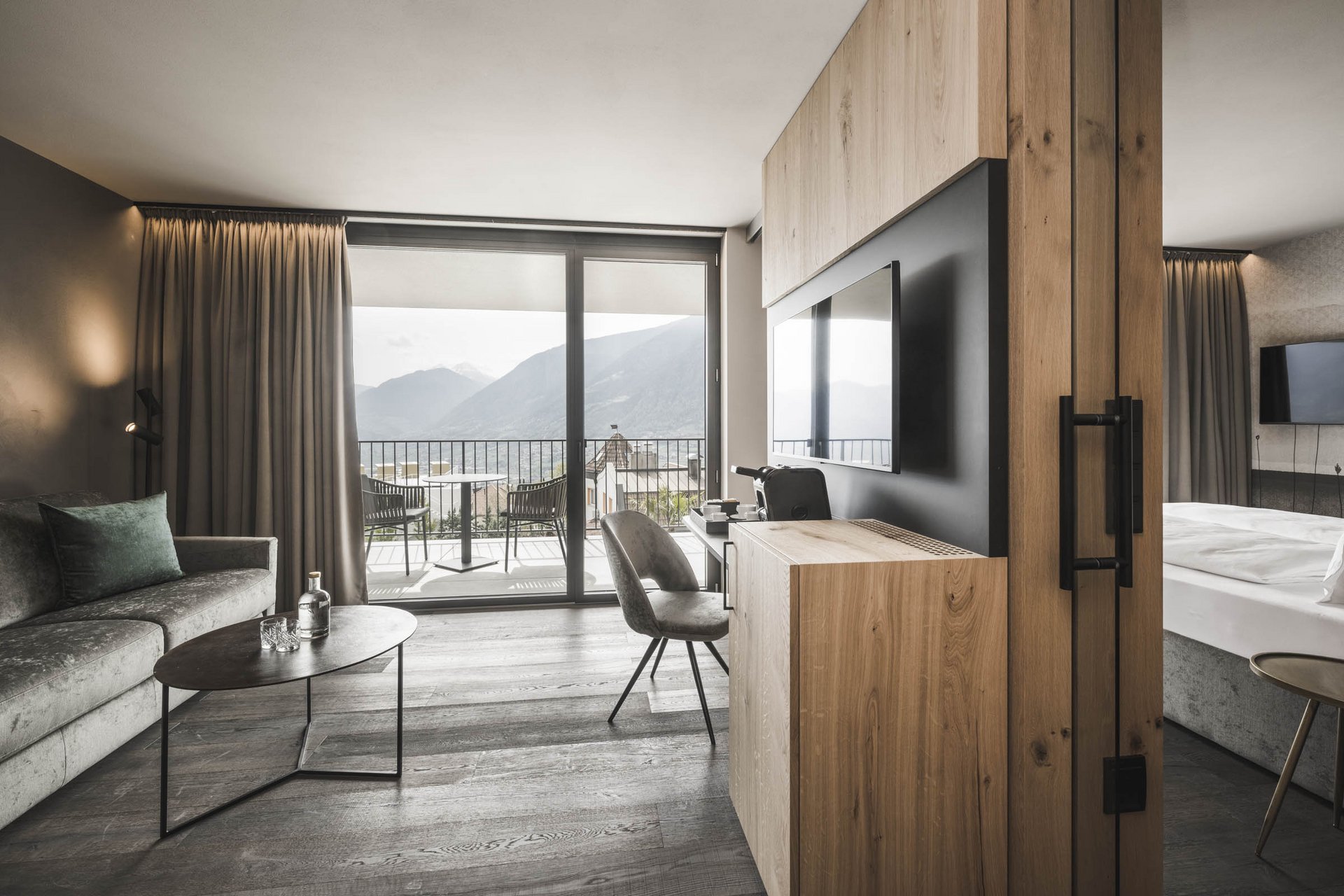 Das wohl schönste Hotel in Dorf Tirol Modernes Hotelzimmer mit Balkon und Bergblick