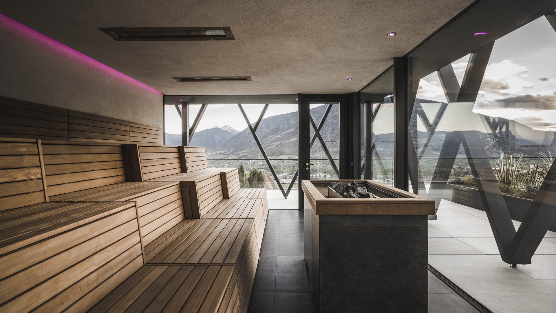 Das wohl schönste Hotel in Dorf Tirol Moderne Sauna mit Holzliegen und Bergsicht durch große Fenster